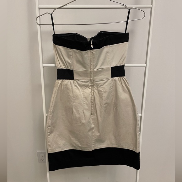 Strapless corset-style dress - Picture 2 of 3